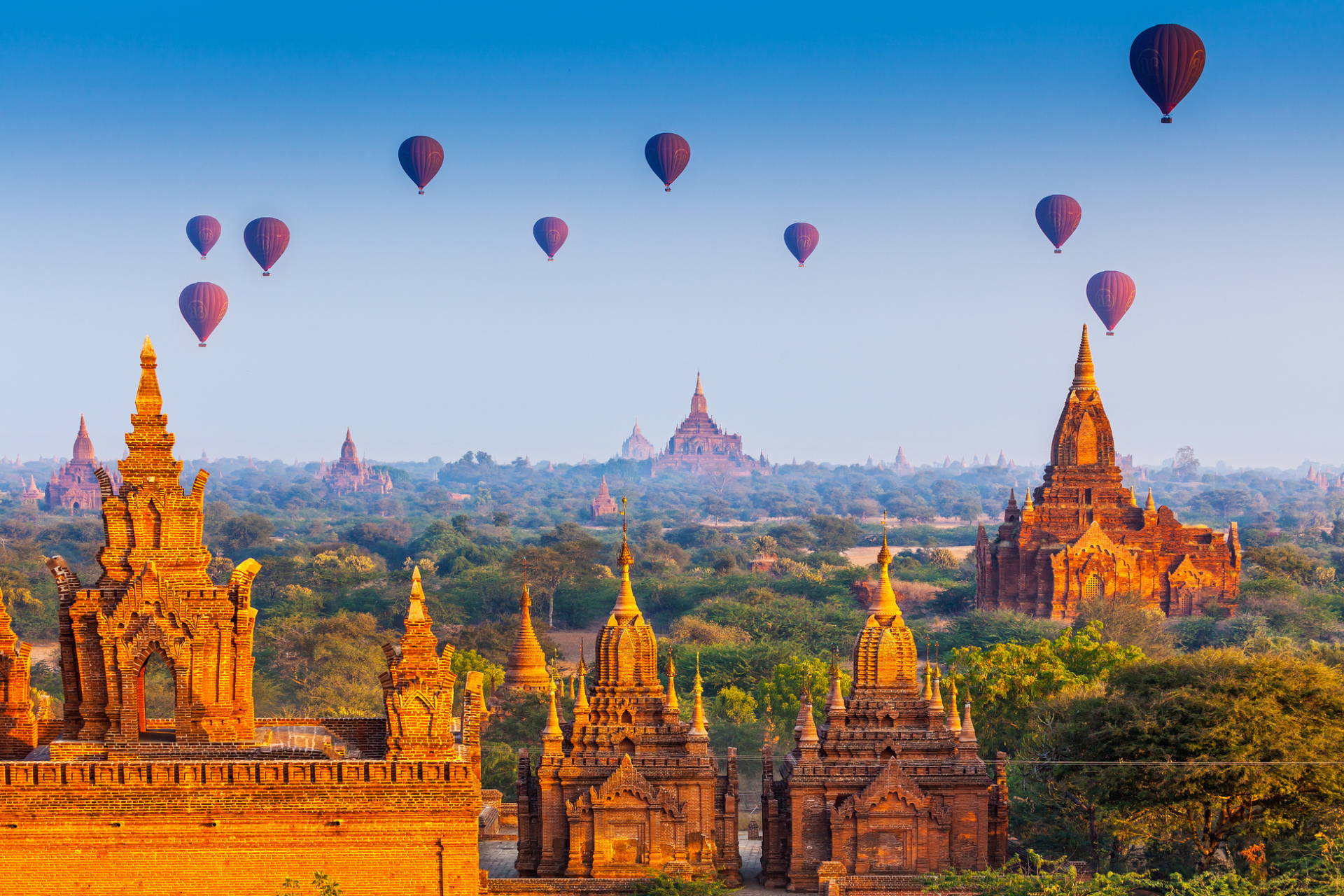Temple et montgolfières à Bagan, Birmanie