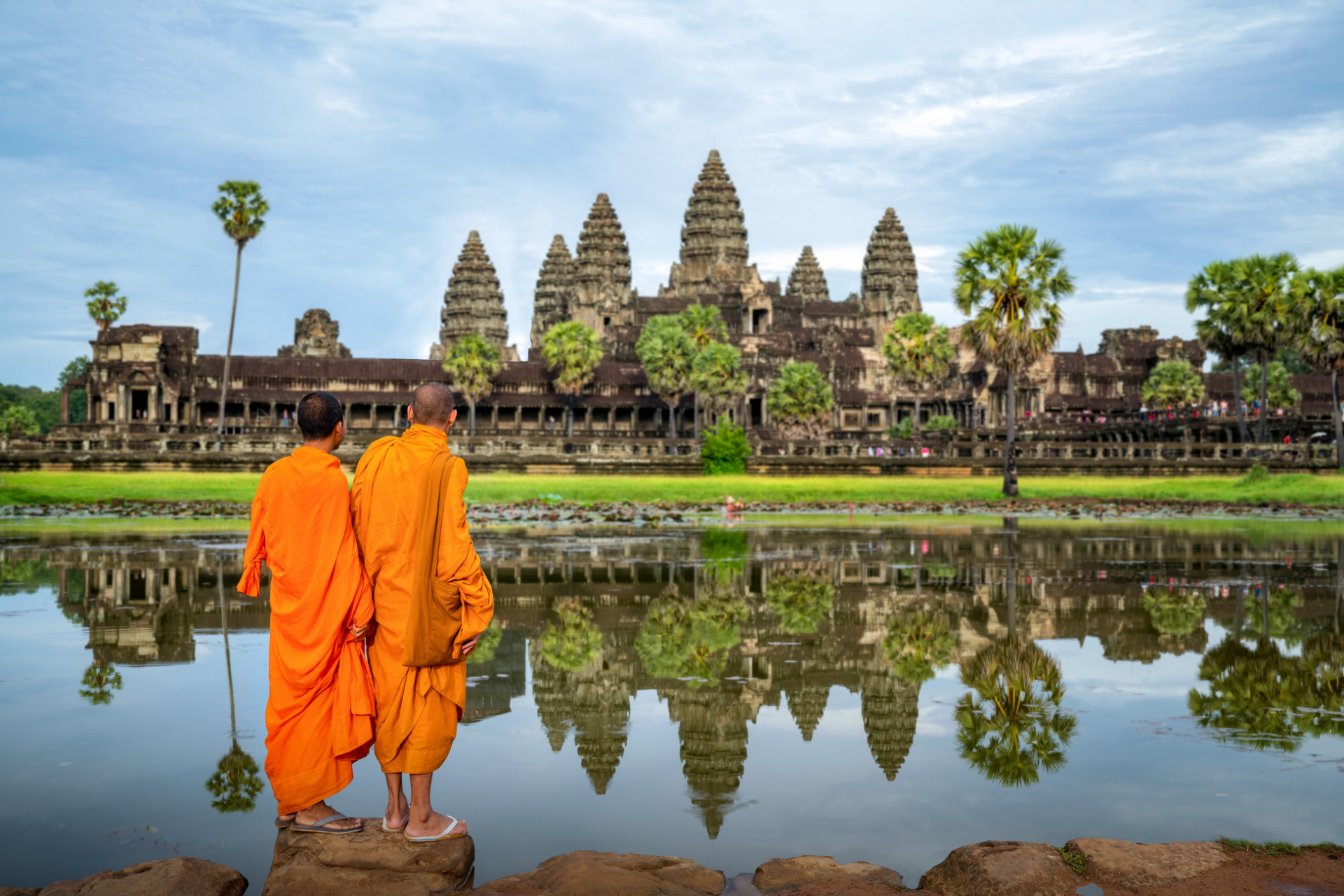 Deux moines devant le site d'Angkor Wat