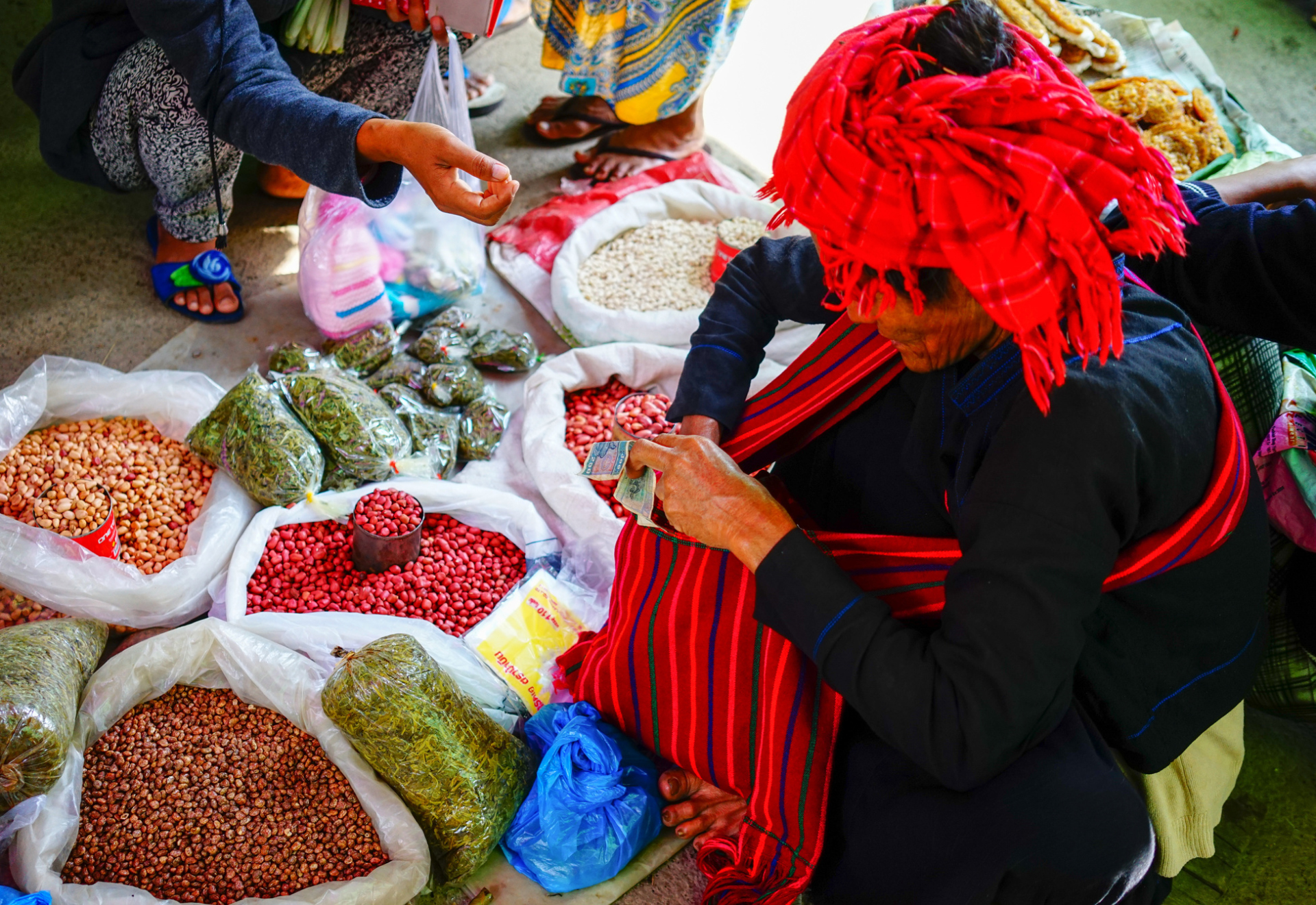 Femme marché local à Yangon, Birmanie