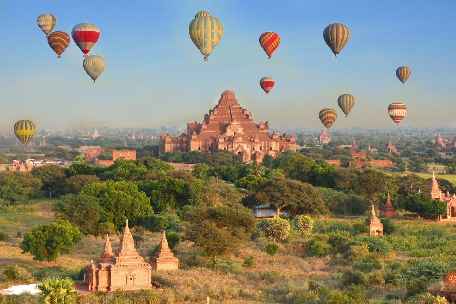 Montgolfière dans le ciel de Bagan