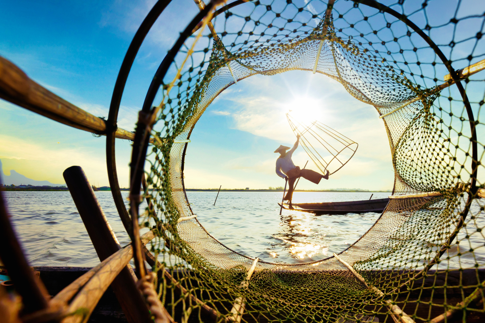 Traditional Burmese fisherman, lac Inle