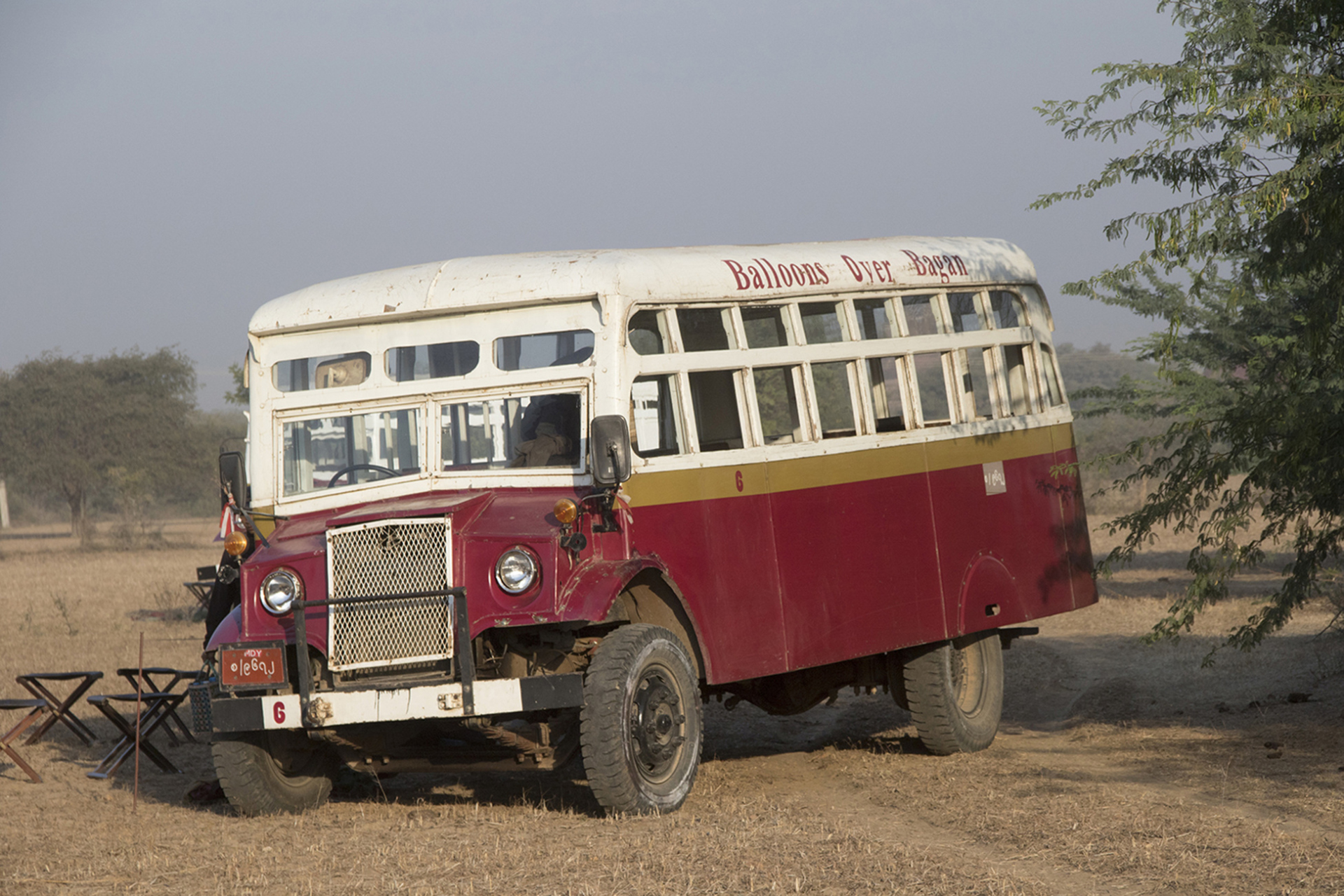 vieux bus montgolfière, Bagan