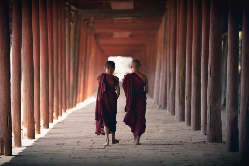 Jeunes moines dans un temple, Salay, Birmanie