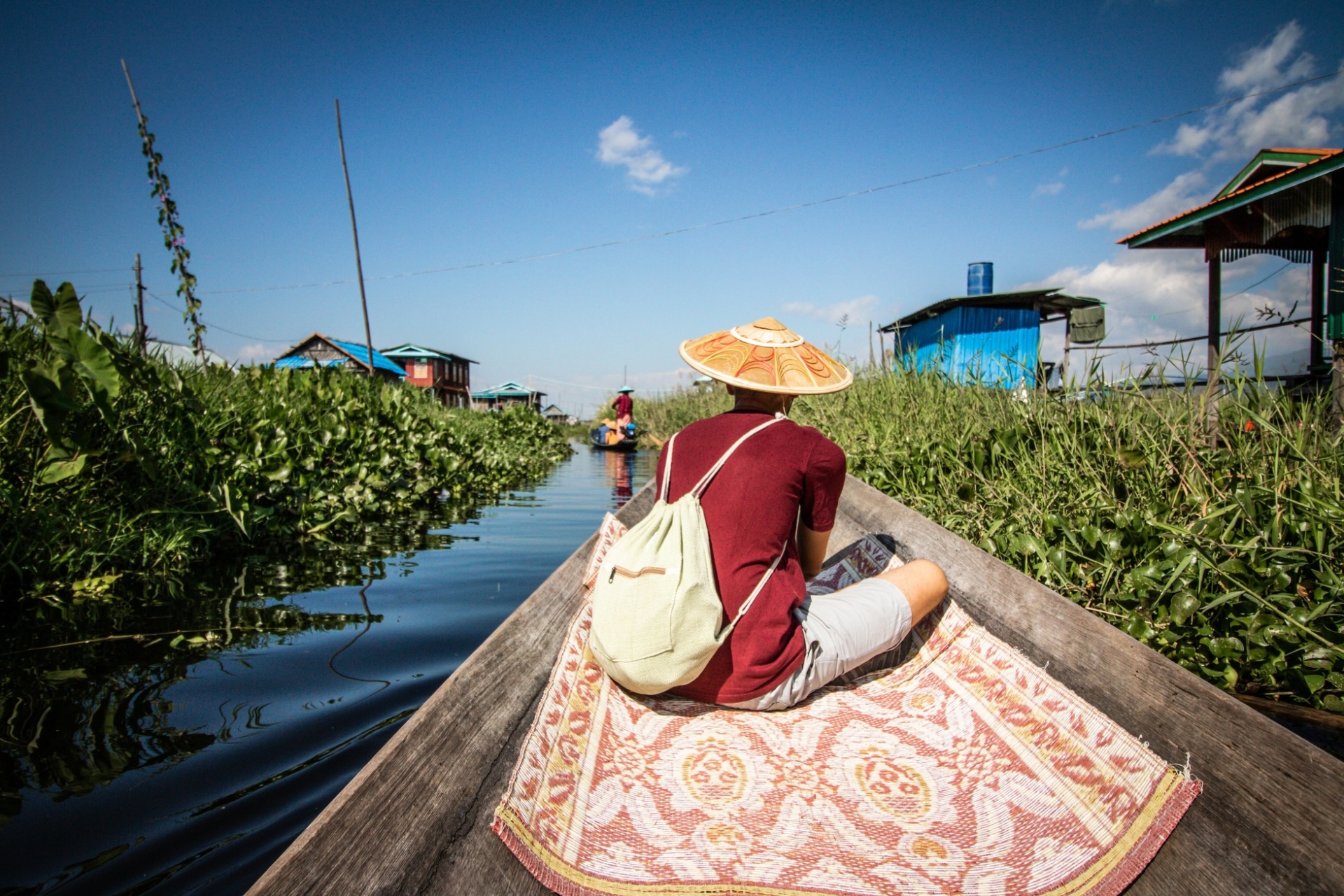 Homme dans une pirogue, lac Inle