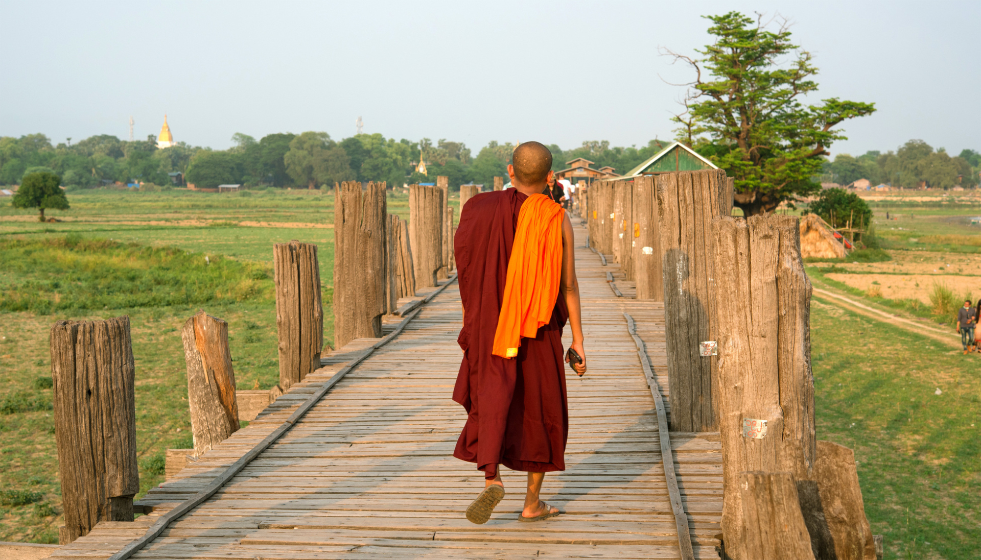 Moine bouddhiste sur le pont Ubein, Amarapura