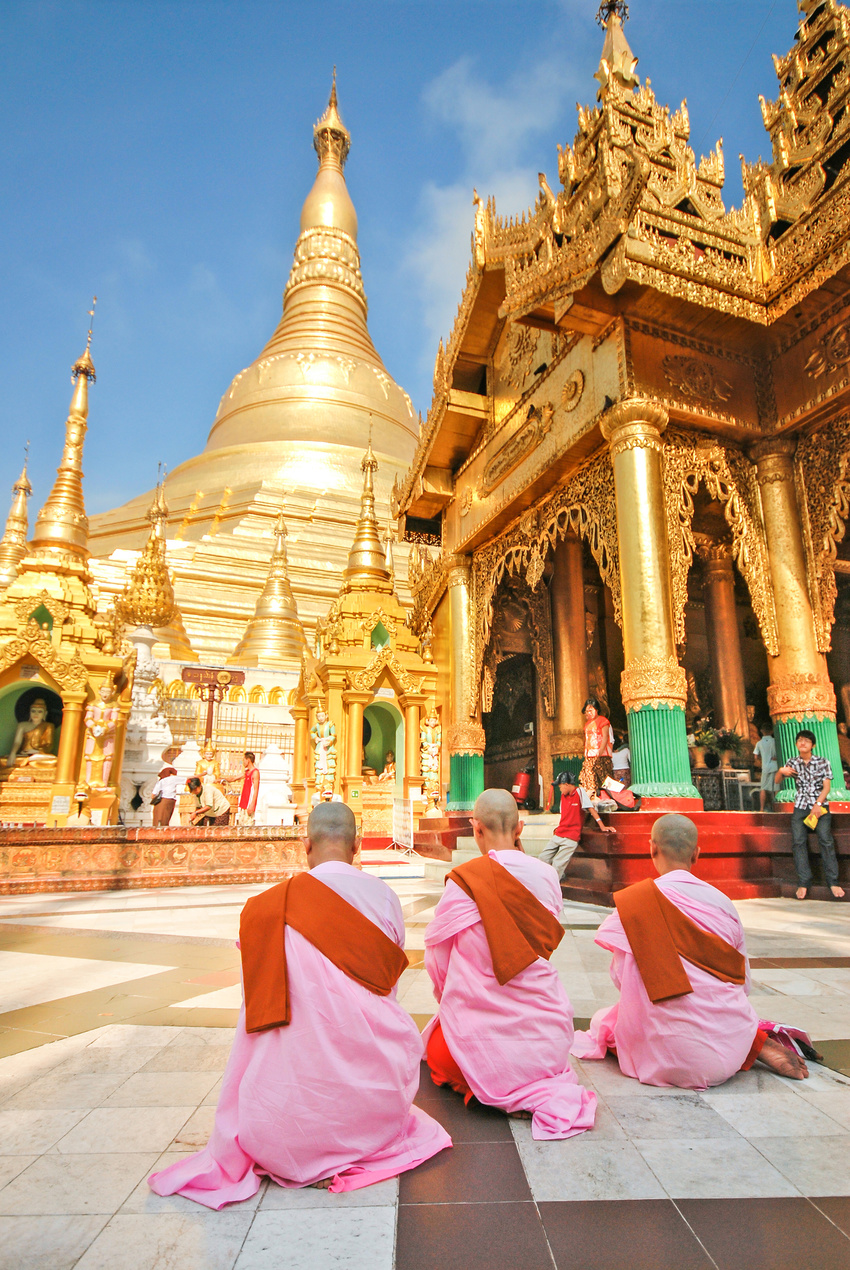 Nonnes devant la pagode Shwedagon, Yangon