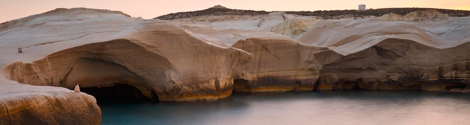 Le canyon blanc sur l'île de Milos, sur la plage de Sarakino.